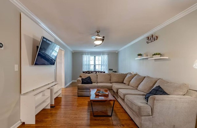 3-bedroom house in Etown with fenced in backyard