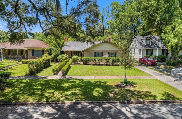 3-bedroom house in charming Savannah, AC, heated Pool, min. from Forsyth Park .