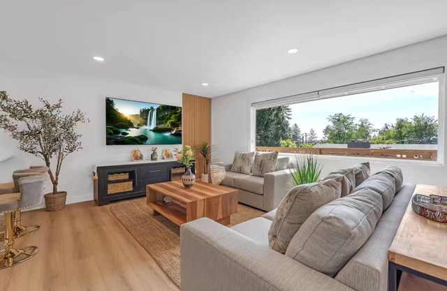 3-bedroom house in cool Portland with WiFi, AC. Enjoy your stay