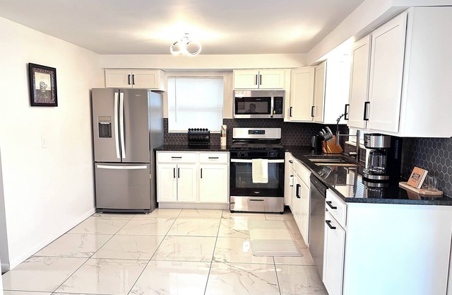 3-bedroom house in enjoyable Carnegie with AC, WiFi