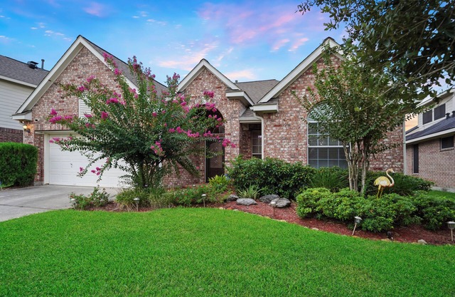 3-bedroom house in Spring with pool, jacuzzi bathtub, and pool table.