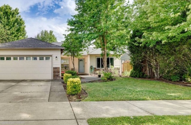 3-bedroom house in superb Medford with AC, WiFi. Enjoy your stay