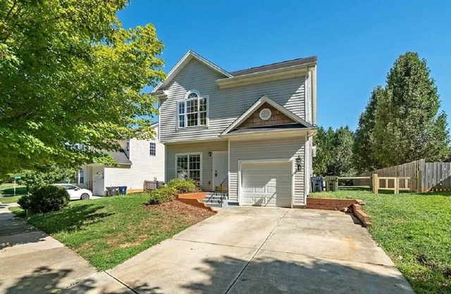 3 bedroom house in Huntersville near Charlotte! Family friendly neighborhood!