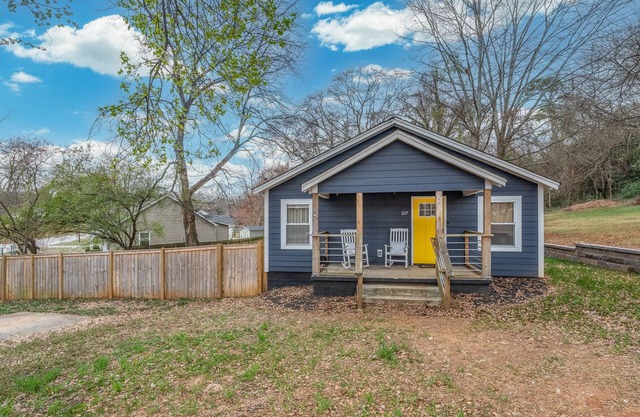 3-bedroom house only minutes from downtown Greenville and Furman. Pet Friendly!