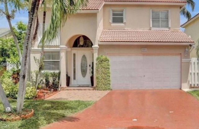 3-bedroom house in enchanting Pembroke Pines with AC, WiFi .nPlease driveway