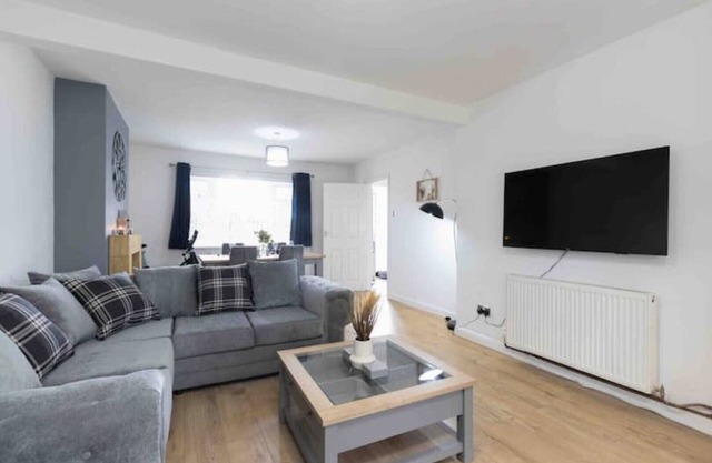 3 Bedroom House with Private Driveway