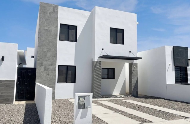 3 bedroom in a gated community 7 minutes to beach!