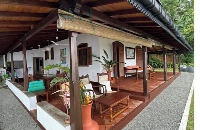 3 bedroom- Lake front 1 km to the Surfing Beach