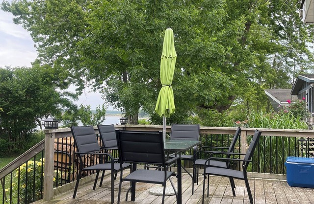 3 bedroom Lake front Lake Erie Lowbanks cottage