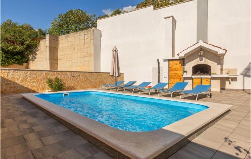 3 Bedroom Lovely Home In Makarska