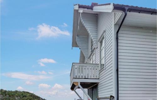 3 Bedroom Lovely Home In Stolmen