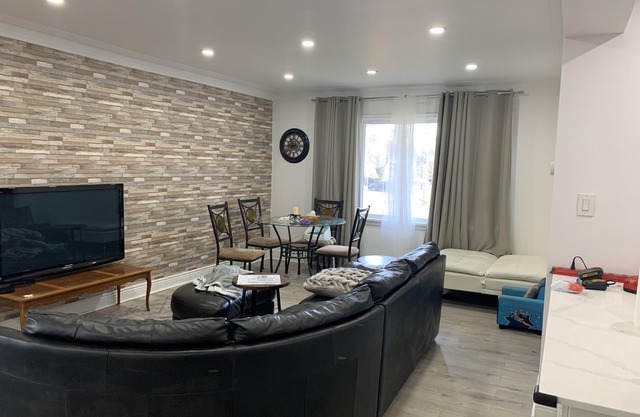 3 Bedroom main floor House Walk to subway,