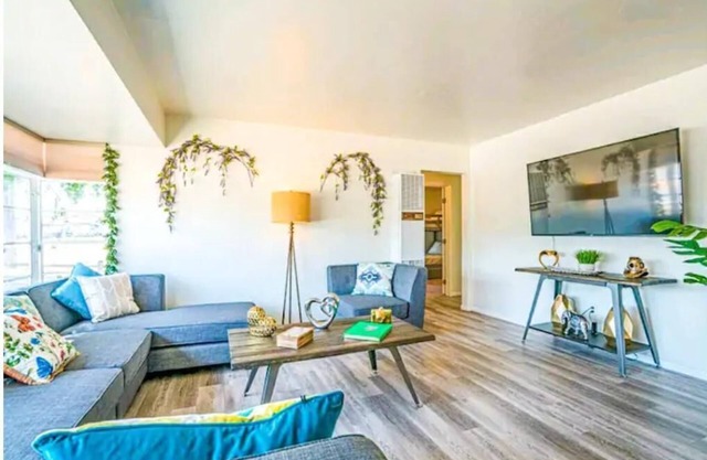 3 Bedroom Modern LuxeRetreat w/BBQ & Billiards