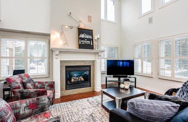 3 Bedroom Mountain Walk Condo, Steps to Village