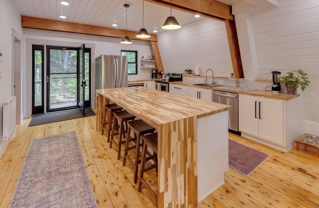 3-bedroom mountain retreat near hiking, skiing, snowmobile