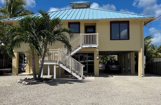 3-bedroom on water. Cable, WiFi, AC, Hot tub, Dock. Feb & March 2026 Available!