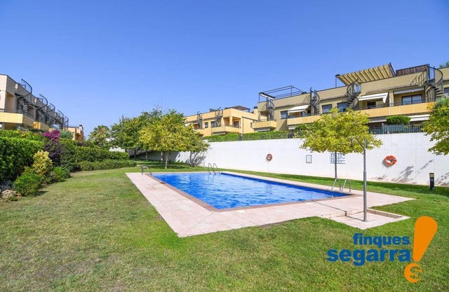 3 bedroom penthouse, with communal pool and parking, 500m from the beach.