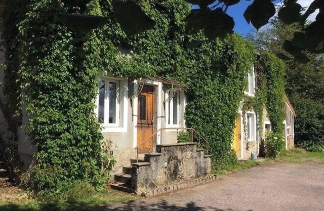 3 Bedroom Private vacation home in Moux-en-Morvan