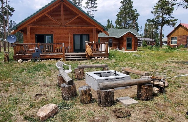 3 Bedroom remote Cabin with wifi- 5 minute ride to main trails.