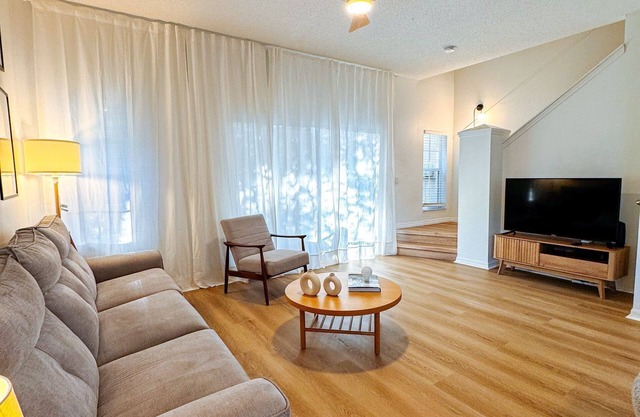 3-bedroom townhome in delightful Kissimmee with Shared fitness room, AC, WiFi