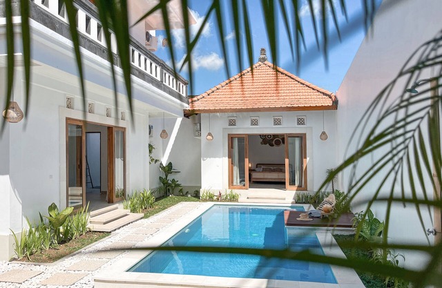 3 bedroom tropical villa, king beds, private pool,. FREE airport pickup