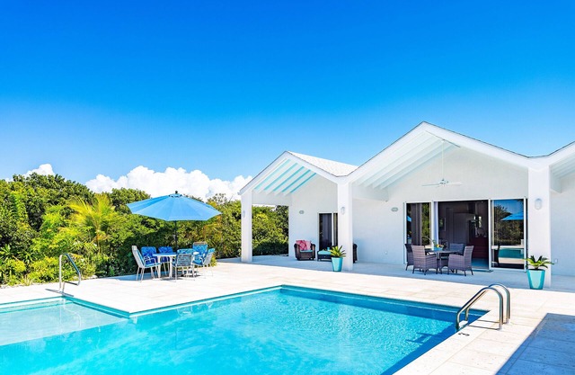 3 Bedroom Villa Close to Long Bay Beach - Hampshire House