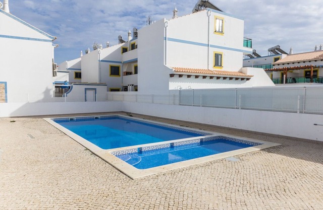 3 bedroom villa with communal pool and WIFI by AlgarveManta (22V3)