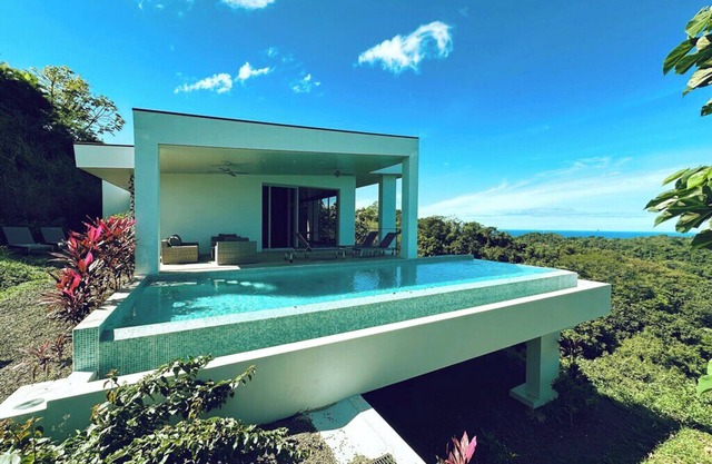 3-bedroom villa with breathtaking views over the Costa Rican Jungle and Pacificn