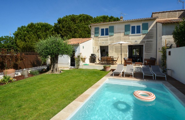 3-bedroom villa with private pool and AC