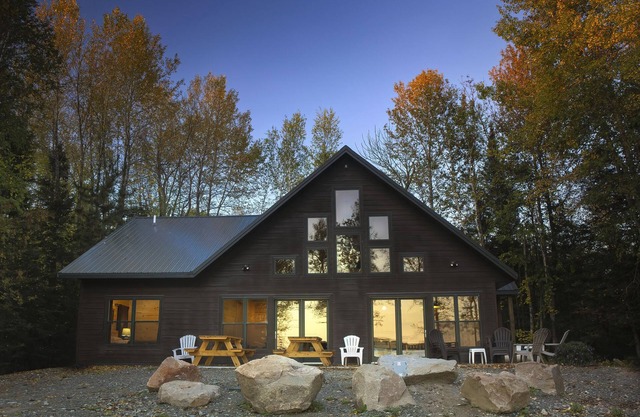 3 bedroom w/loft/2 bath lake home, fireplace, across from BWCA,7 miles from Ely