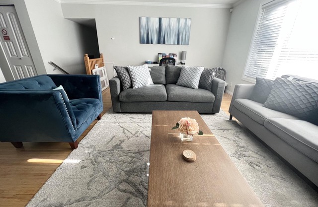 💥💎3 bedrooms 1.5 baths near Downtown W/AC 2 car parking. 1204 sq ft/111 sq m