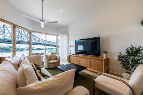 3 Bedrooms 2 Bathrooms apartment w parking & pool