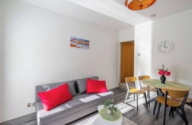 3 Bedrooms - 3 Bathrooms incl 2 en-suites. Great for Family and Contractors. Long stays available. Alton Towers, Waterworld