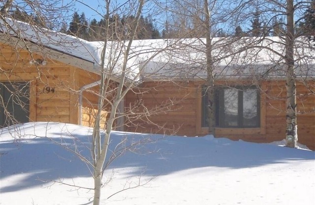 3 bedrooms, 3 full bathrooms great location, Private hot tub, close to ski area,