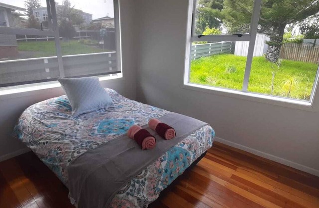 3 Bedrooms house + Professional Gym access - close to Shopping Centre and Bus