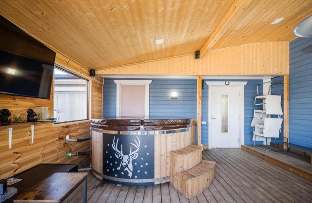 3 bedrooms House with big hot tube.