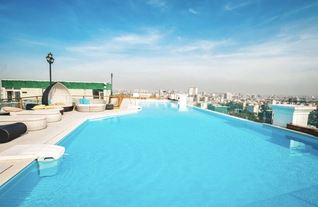 3 Bedrooms Luxury Apartment, Skyline Pool,1 km from Ben Thanh Market