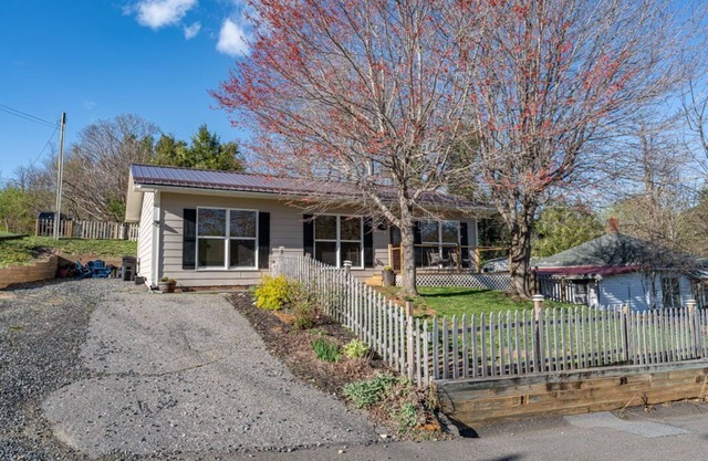 3 Beds/1 Bath - Stroll into Downtown WJ & to the Park!