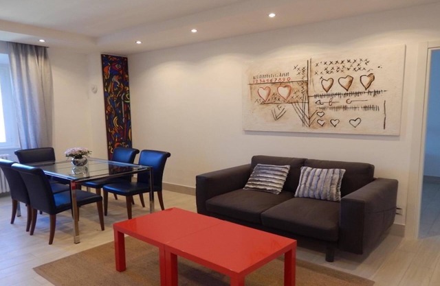 3 beds/3 baths, 3 min. walking to the Vatican Museums, metro station, FREE WIFI