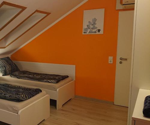 3-Bettzimmer mit Gemeinschaftsküche und je 2 Duschräumen und 2 Toiletten