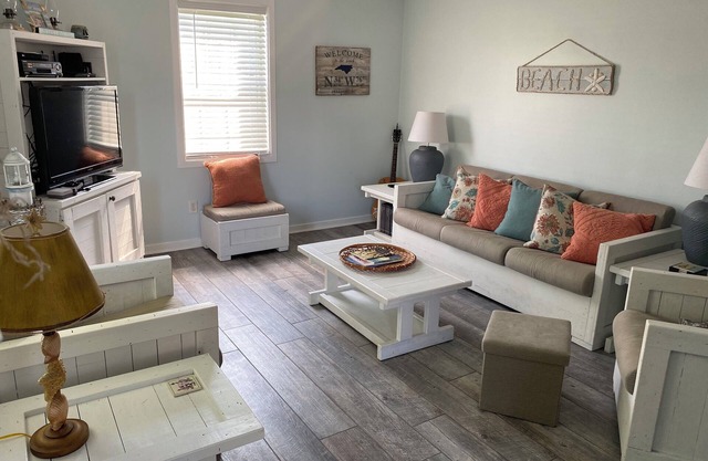 3 blocks from Taylors Creek, 1 mile from Beaufort waterfront and boat ramp