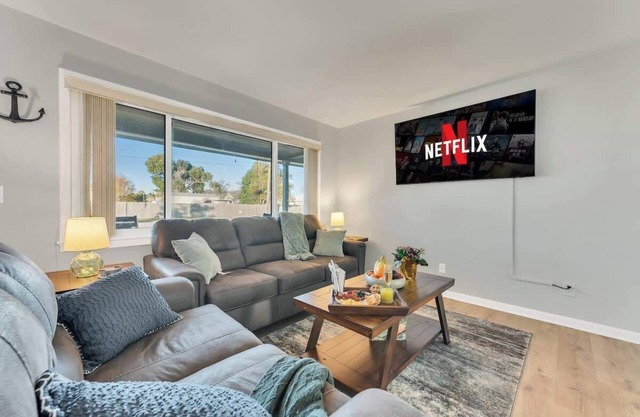 3 Blocks to Bay + Boat Parking + Renovated + 3 Bd