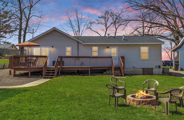 3 Br 2 Ba Sleeps 8, 70" smart TV, 5-min walk to Lake, AC, Fire Pit, Deck & Porch