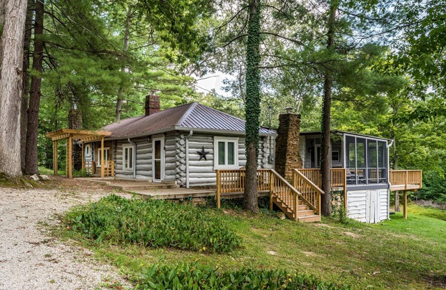 3 BR, 2BA Log Cabin
