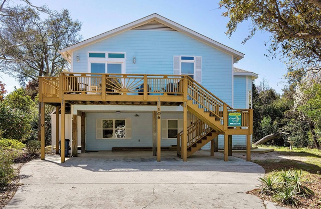 3 BR Comfortable Cottage walking distance to beach, local shops, restaurants