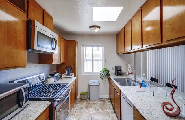 3-BR, Gated Yard, near Beach, Ranch Style, 8 guests