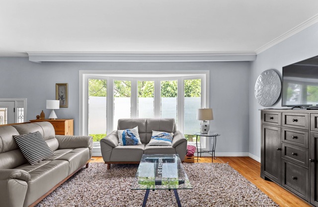 3 BR House - Large Backyard w Patio - Beautiful Neighbourhood with Large Trees