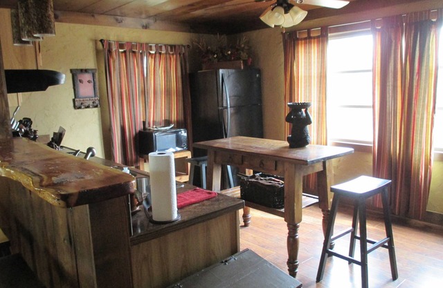 3 BR Luxury Fishing Cabin-Fenced Yard-Pet Friendly-Outdoor Patio-Campfire ring