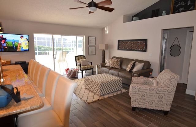 3 BR VILLA. Large pool. Hot tub. 25 min to Disney. 2 King Size Beds, 1 queen