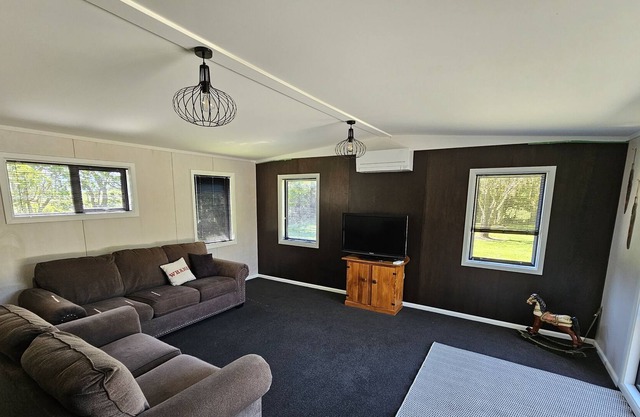 3 brm bach. Freshly renovated. Peaceful rural setting near The Pinnacles